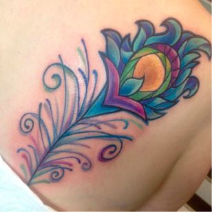Tatuaje de pluma de Katriona MacIntosh #KatrionaMacIntosh #pluma #acuarela #acuarela