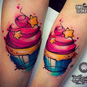 Tatuaje de acuarela de cupcake de neón a través de @EwaSrokaTattoo #EwaSrokaTattoo #Rainbow #Bright #WatercolorTattoo #Cupcake #Poland #watercolor