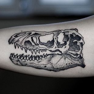 Tatuaje de calavera de dinosaurio por Pavlo Balytskyi