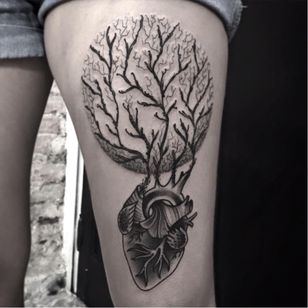 Tatuaje de corazón poético por Andre Cast #AndreCast #blackwork #anatomicalheart