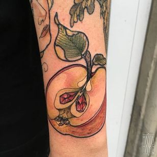 Tatuaje de melocotón por Magda Hanke