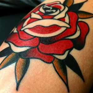 A beautiful classic looking rose tattoo done by Giacomo Fiammenghi. #GiacomoFiammenghi #traditional #rose #classic #flowertattoo #brightandbold