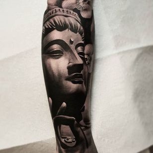 Una ilustración serena de una estatua de Buda a través de Nathan Hebert (IG-nathanhebert).  #gris negro #Buda #NathanHebert #realismo