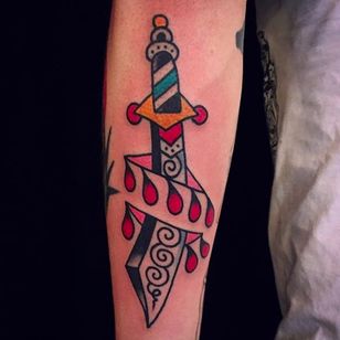 Tatuaje funky con hoja curva de Mark Cross.  #MarkCross #rosetattooNYC #TraditionalTattoo #FedTattoos #sword #curveblade