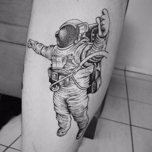 Por Adriano Geraldo #AdrianoGeraldo #brasil #brazil #tatuadoresdobrasil #brazilianartist #blackwork #astronauta #astronaut #pontilhismo #dotwork