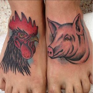 A pig and rooster by Jason Motley (IG—jason_motley). #JasonMotley #pig #pigandrooster #rooster #traditional