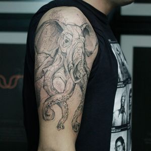 Tattoo por Taiom! #Taiom #Tatuadoresbrasileiros #TattooBrasil #TattooBr #TattoodoBr #conceitual #concept #conceptual #elefante #elephant #octopus #polvo