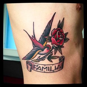 Familia swallow tattoo por @Capratattoo #Capratattoo #traditional #black #red #SkullfieldTattoo #swallow #bird #Family