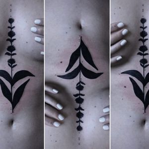 Gorgeous vegetal tattoo by Clara Teresa #ClaraTeresa #blackwork #vegetal #flower #blackworkflower #sternum