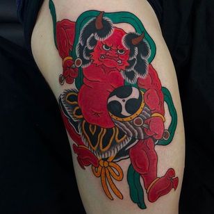 Tatuaje de Raijin de aspecto realmente sólido, dios del viento.  Gran trabajo de Goshu.  #goshu #japanesetattoo #irezumi #horimono #raijin