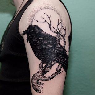Un cuervo se sentó frente a la luna llena del portafolio de Ilja Hummel (IG— iljahummel).  #negro #ilustrativo #luna llena #IljaHummel #cuervo #madera
