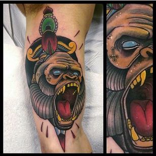 Tatuaje de gorila neo tradicional por Jethro Wood #Gorilla #GorillaTattoo #NeoTraditionalGorilla #NeoTraditionalTattoo #JethroWood