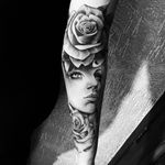 Tattoo por KD Art! #KDART #Tatuadoresbrasileiros #tattoobr #SãoCetano #blackandgrey #pretoecinza #woman #mulher #rose #rosa #flores #flor #flowers #flower