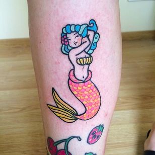 Tatuaje de sirena femenina por Maria Truczinski #MariaTruczinski #Cartoon #Kawaii #Cartoontattoo #Kawaiitattoo #Mermaid