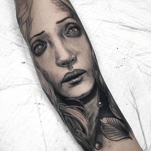 Tatuaje de retrato negro y gris de Fibs.  #Fibs #JuvelVasquez #black grey neotraditional #portrait #woman