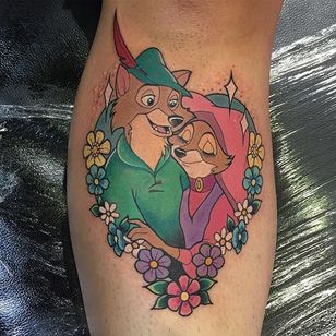 Un romántico tatuaje de 'Robin Hood' de Jackie Huertas.  #tradicional #JackieHuertas #Disney # fox #RobinHood