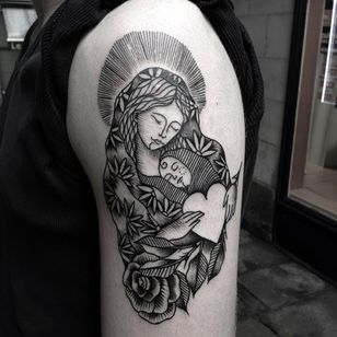 Tatuaje de la Virgen y el niño por Welle Frangette