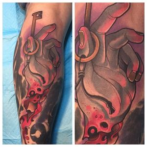 Love the subtle and fine color work on this severed hand tattoo by David Tevenal #severedhand #key hand #newschool #DavidTevenal