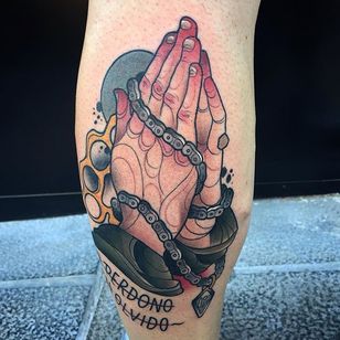 Tatuaje de manos rezando por Oash Rodriguez