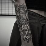 Dotwork forearm tattoo. (via IG - taras_shtanko) #geometric #decorative #dotwork #TarasShtanko