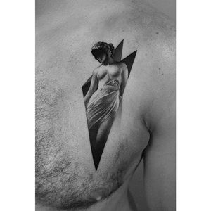 A wonderful sculptural tattoo from Pawel Indulski's (IG—dotyk.tattoo) body of work. #artistic #blackandgrey #dotwork #PawelIndulski #pointillism #statuesque #stippling