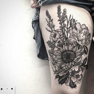 Tatuaje floral por Alexis Kaufman #floral #flowers #sunflower #blackwork #blckwrk #blackink #blacktattoos #blackworkartist #AlexisKaufman