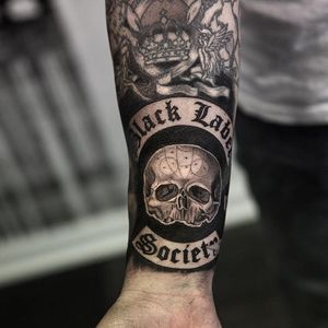 If you like heavy metal, then Niki Norberg is the tattooist for you. #bangers #blackandgrey #BlackLabelSociety #heavymetal #NikiNorberg #photorealism #realism #skull