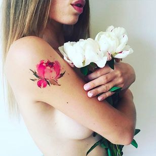 Tatuaje de botón floral por Pis Saro @Pissaro_tattoo #PisSaro #PisSaroTattoo #Nature #Watercolor #Naturtattoo #Watercolortattoo #Botanical #Botanicaltattoo #Crimea #Russia