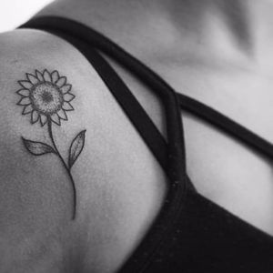 Girassol fofinho! #HannahStorm #tatuadorasbrasileiras #tatuadorasdobrasil #tattoobr #handpoke #girassol #sunflower