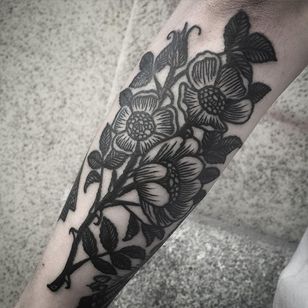 Tatuaje de flor de Jack Ankersen #Blackwork #TaditionalBlackwork #BlackTattoos #Illustrative #FedBlackwork #JackAnkersen #btattooing #blckwrk #flower