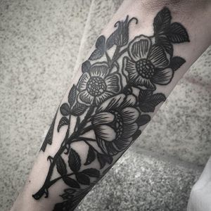 Flower Tattoo by Jack Ankersen #Blackwork #TaditionalBlackwork #BlackTattoos #Illustrative #BoldBlackwork #JackAnkersen #btattooing #blckwrk #flower