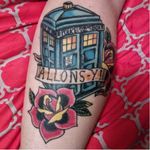 A TARDIS and tribute to the Tenth Doctor and his companion Rose Tyler by Jamison Madson (IG-tattoosby_jamison) #doctorwho #DoctorWhotattoo #tradionaltattoo #rosetattoo #scifitattoo