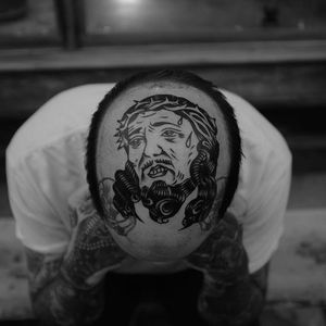 Scalp tattoo of the Christ, reminiscent of the cover of 1000 TATTOOS. Beautiful tattoo by Rich Hardy. #RichHardy #blackwork #traditionaltattoos #classictattoos  #americana #CHRIST #JESUS #scalptattoo