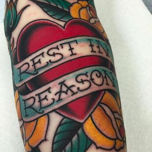 Descanse en la razón corazón tatuaje tradicional de @jacobdoneytattoo #jacobdoneytattoo #traditional #traditionaltattoo #envisiontattoostudio #heart