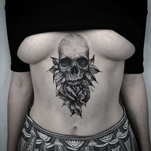 Tatuaje de calavera por Vladimir Pride #skull #rose #dotwork #dotshading #blackwork #blackink #blackworkartist #darkart #blackworkartist #VladimirPride