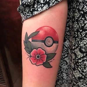 Pokéball tattoo by Brent Megens. #pokemon #pokeball #videogame #anime #traditional #BrentMegens