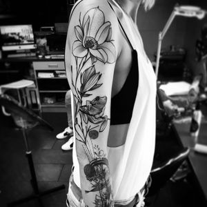 Flower tattoo by Julia Szewczykowska #JuliaSzewczykowska #blackwork #neotraditional #flower #frog