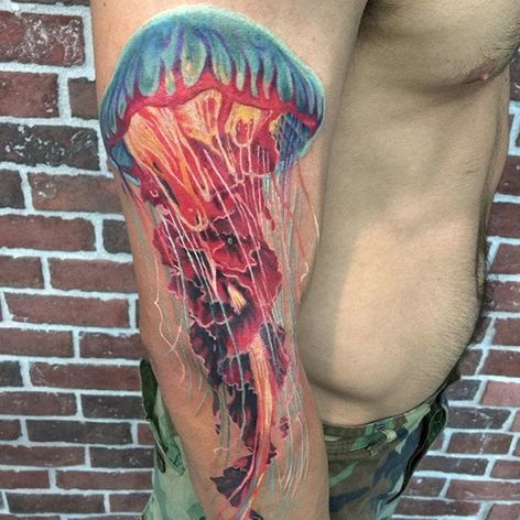 Medusas de Sean McCready.  (IG - seanmccready) #SESIONES #SeanMcCready #Hawaii #tatuaje realista #medusa #colorido #manga