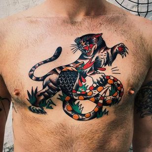 Tatuaje tigre vs cobra de Liam Alvy #liamalvy #neotraditional #oldschool #traditional #animal #thefamilybusiness #london #cobra #tiger