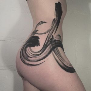 Brushstroke tattoo by Delphine Noiztoy. #DelphineNoiztoy #blackout #blackwork #black #brushstroke