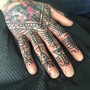 Tatuaje de mano de Daniel Frye