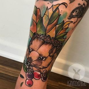 Los erizos disfrutan de un poco de fruta.  Tatuaje de Rebecca Bertelwick.  #fruta # golondrinas #neotradicional #RebeccaBertelwick #animales
