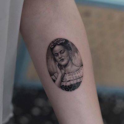 Frida Kahlo tattoo by Fillipe Pacheco #Fillipepacheco #portraittattoos #blackandgrey #realism #realistic #illustrative #FridaKahlo #painter #artist #famouspeople #Mexican #lace #bow #face #tattoooftheday