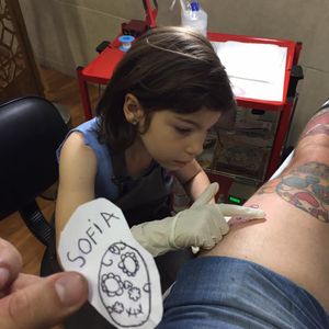 Sofia mesmo que fez o desenho e depois tatuou! #ChrisSantos #ThaísLeite #CalaveraTattoo #TatuagemEmFamilia #FamiliaTatuada #KidTattooing #CriançaTatuando