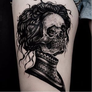 This lady skeleton by Ilja Hummel (IG— iljahummel) is straight out of William Faulkner's short story "A Rose for Emily." #black #illustrative #IljaHummel #ladyhead #skull #victorian