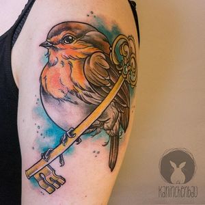 Chubby robin holding a key. Tattoo by Rebecca Bertelwick. #neotraditional #bird #robin #key #RebeccaBertelwick