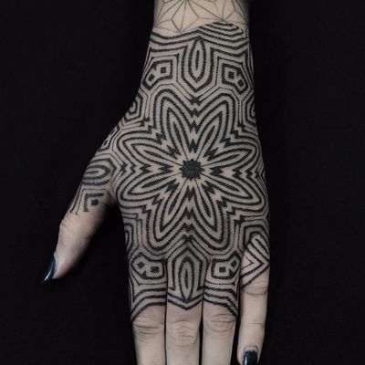 Vibrating geometric lines by Eric Stricker #EricStricker #geometry #mandala #dotwork #linework #pattern #blackwork #tattoooftheday