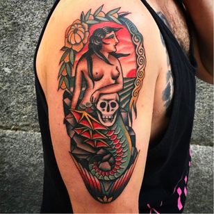 Tatuaje de sirena y calavera por Rafa Decraneo @Rafadecraneo #Rafadecraneo #Traditional #Neotraditional #Girl #Lady #Woman #Spain #Truelovetattoo #Havfrue #Skull