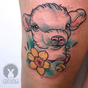Lindo tatuaje de corderito de Rebecca Bertelwick.  #lam # oveja #neotradicional #RebeccaBertelwick # caro #peludo #flor