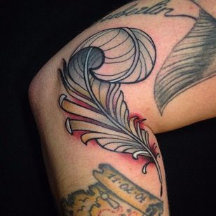 Tatuaje de una pluma por Luca Degenerate